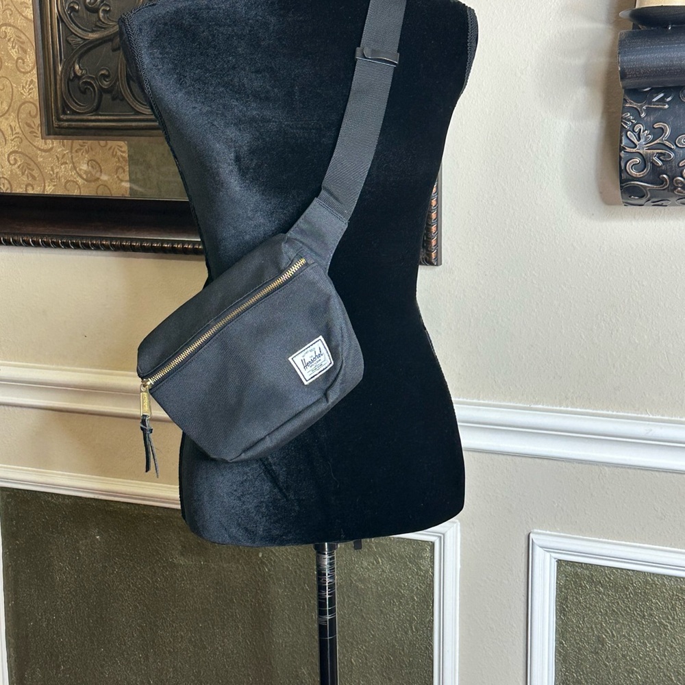 Herschel Supply Co. Black Crossbody / Fanny Pack • 9” x 7” • Wide Strap